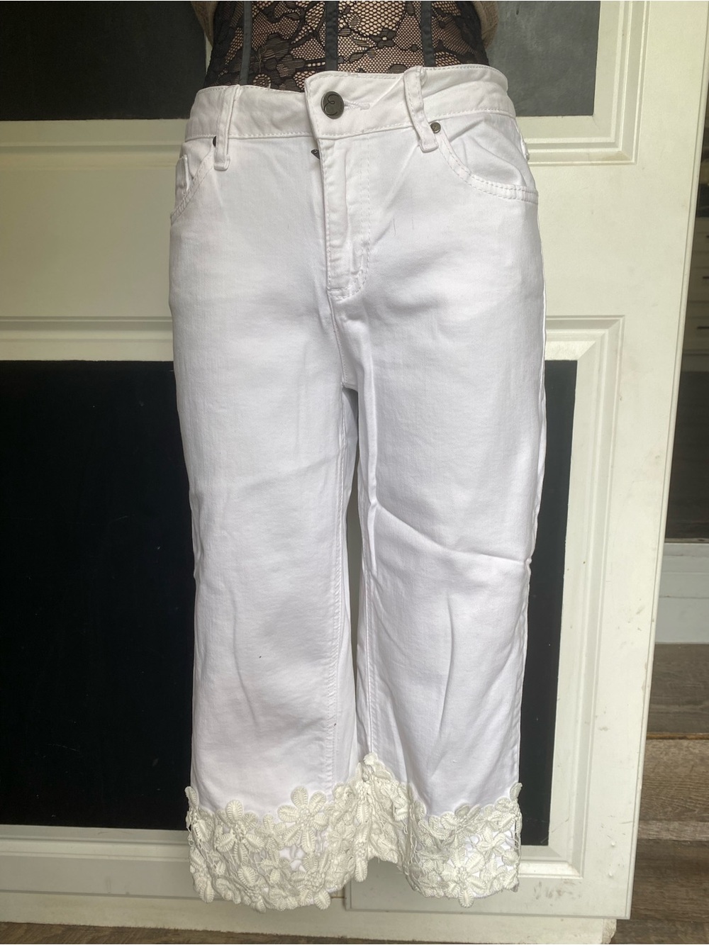 Earl Jeans White Cropped Ankle Jeans